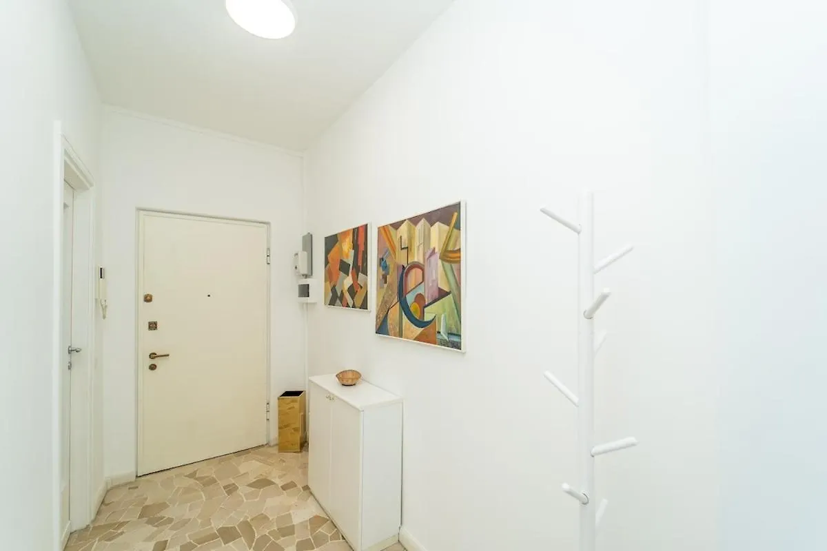 Bright Apartment In Milan