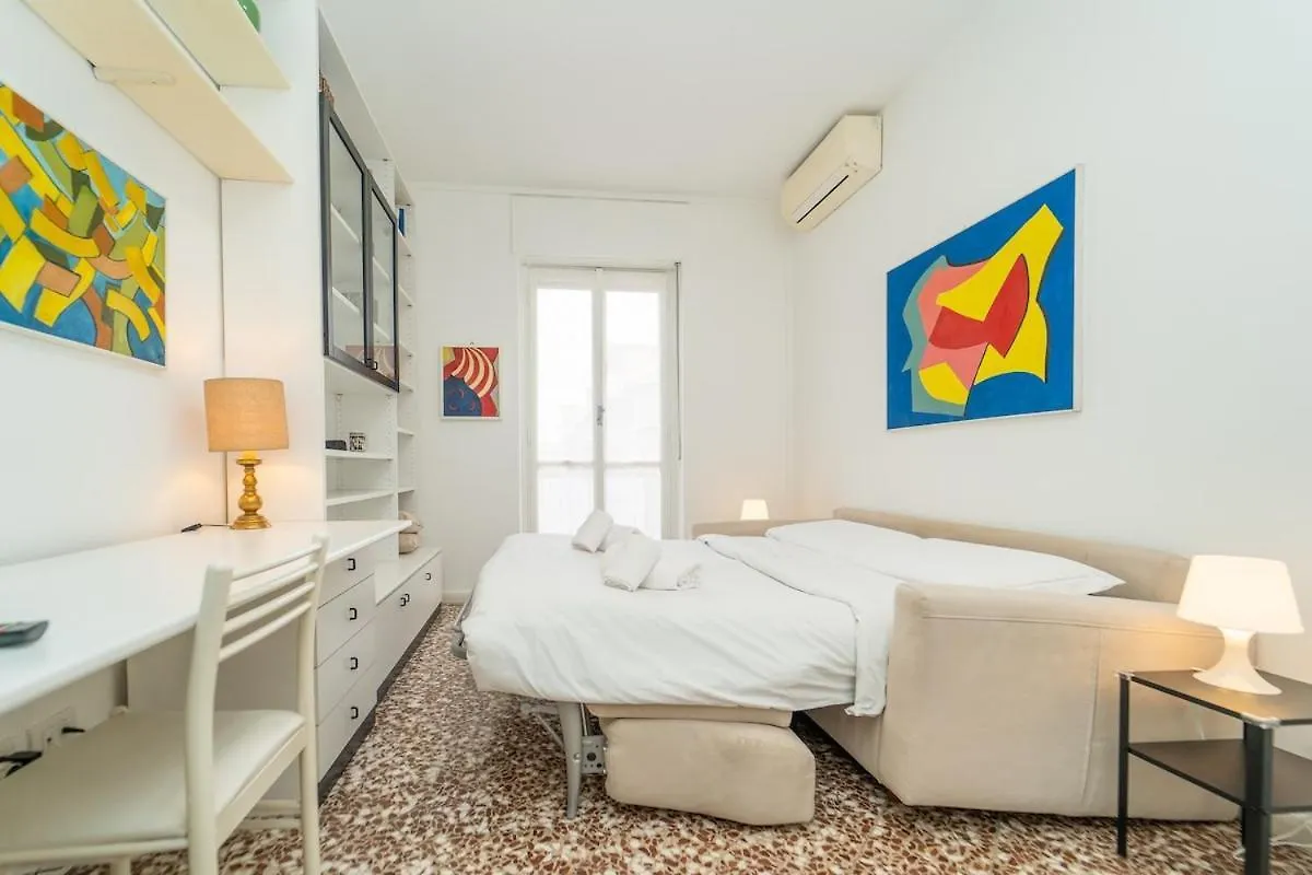 Bright Apartment In Milan