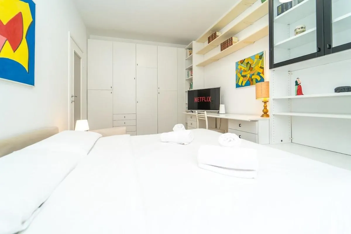 Bright Apartment In Milan