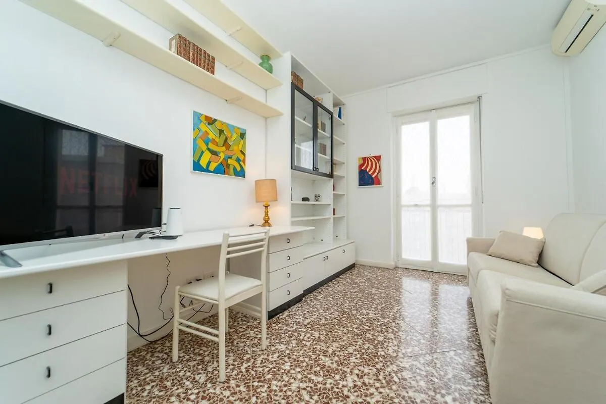 Bright Apartment In Milan Italy
