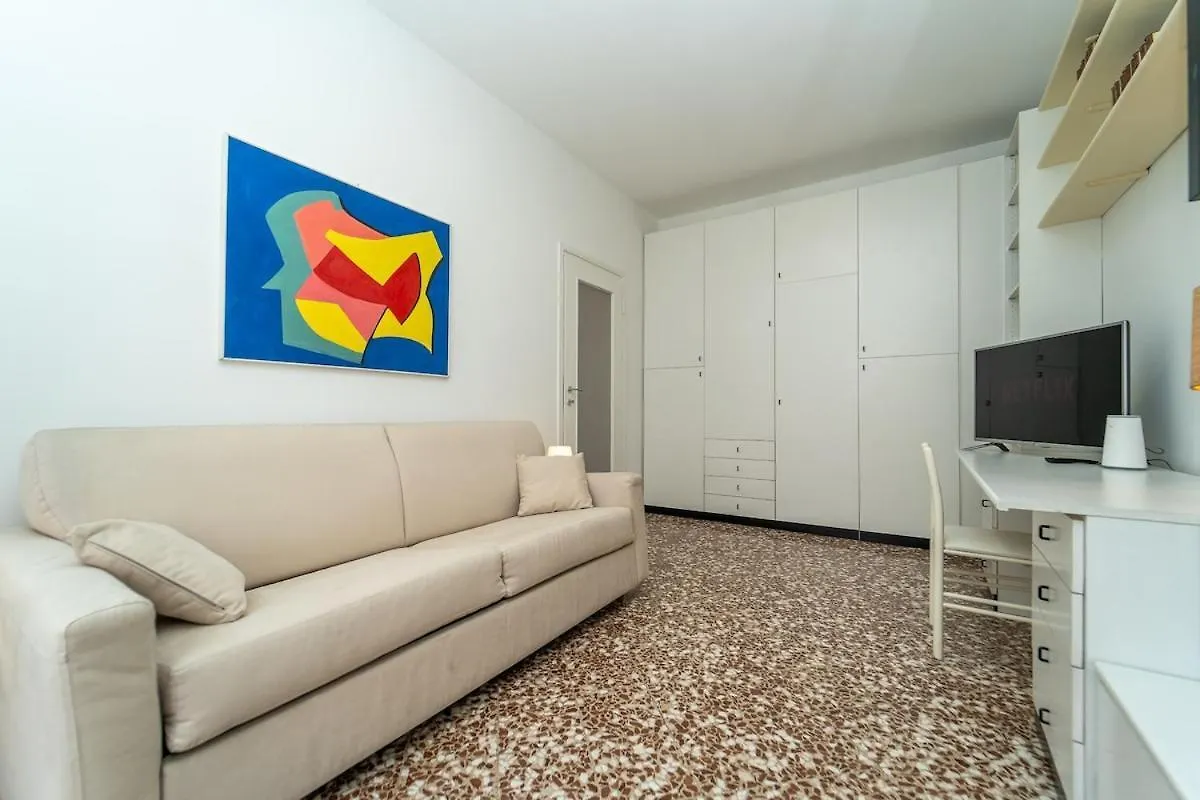 Bright Apartment In Milan
