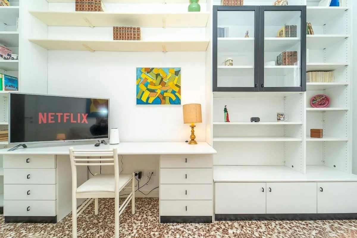 Bright Apartment In Milan