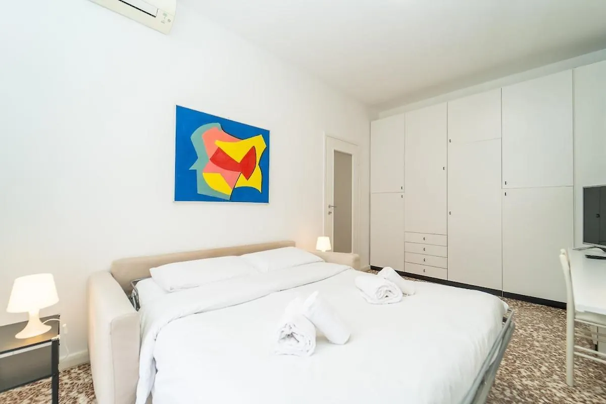 Bright Apartment In Milan 0*,